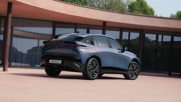 Lancia Gamma si mostra: il nuovo SUV italiano debutta con motori ibridi ed elettrici