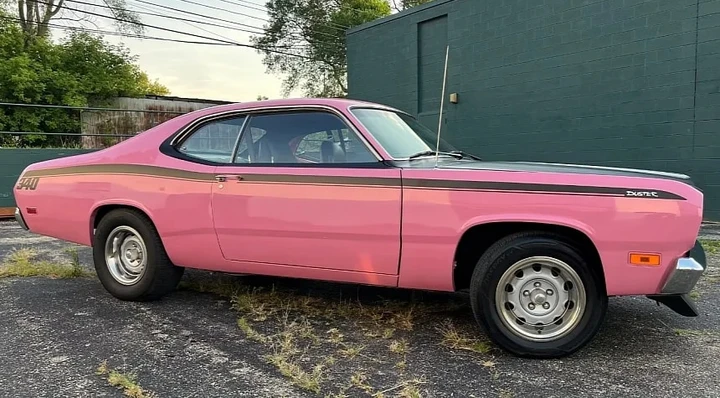 Muscle car fuori dagli schemi: la Plymouth Duster 340 rosa shocking