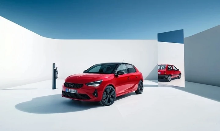 Nuova Opel Corsa 2023: interni, prezzo, foto del restyling