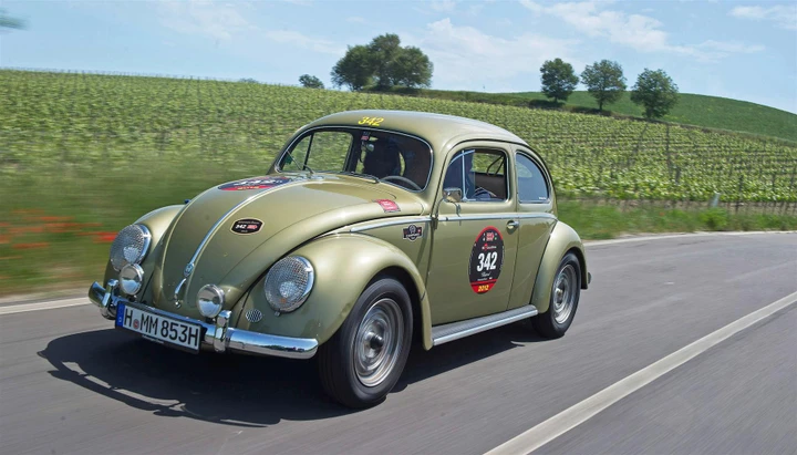 Volkswagen alla Mille Miglia con 2 Maggiolini d’epoca
