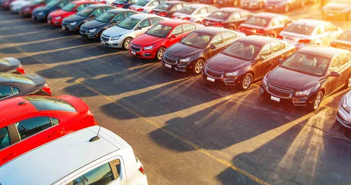 Un professore ha in testa 400 auto, ma non ha la patente: la truffa