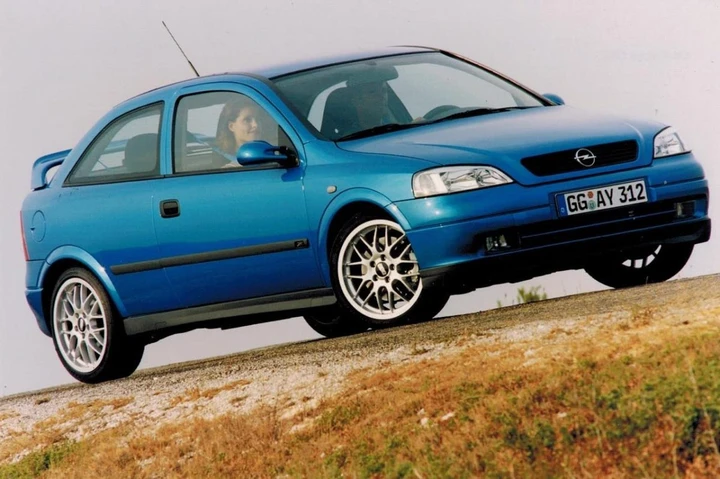 Opel Astra OPC: la storia di una berlina sportiva rivoluzionaria