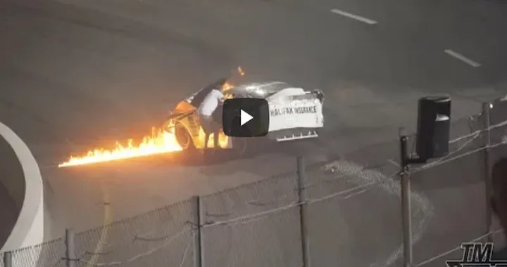 Auto in fiamme, padre riesce a soccorrere il proprio figlio: ecco il video