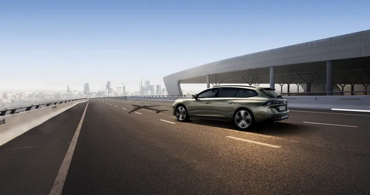 Peugeot 508 SW diventa partner di Alitalia