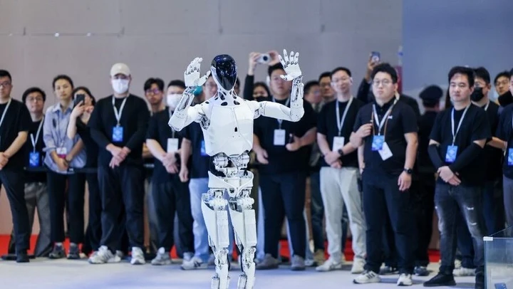 Iron, il nuovo umanoide di Xpeng sfida il futuro: ecco cosa sa fare