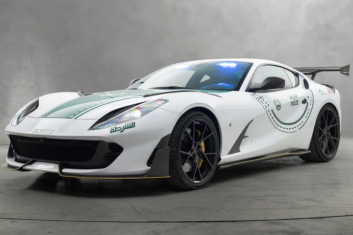 Polizia di Dubai, arriva una Ferrari 812 Mansory da 340 km/h