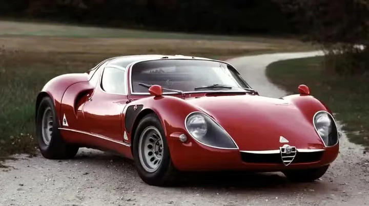 Alfa Romeo 33 Stradale venduta per 10 euro: il caso arriva al Ministero