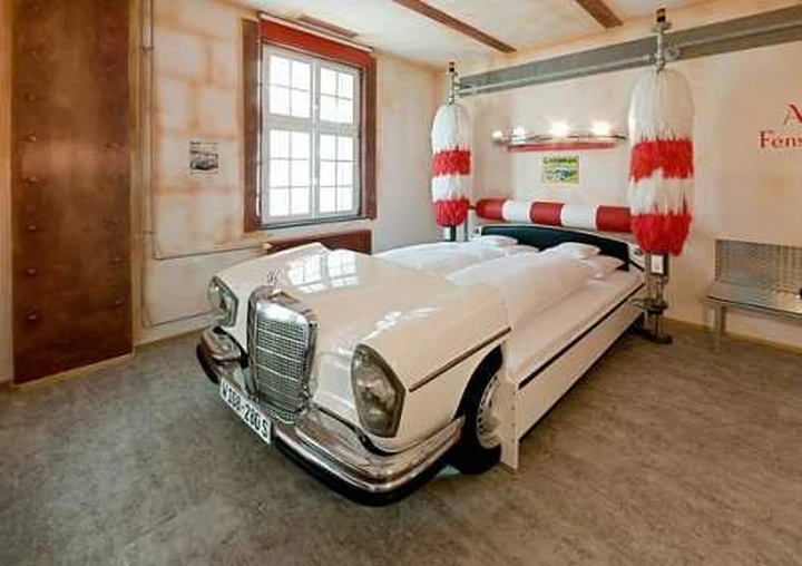 Camera d'albergo o museo dell'auto?