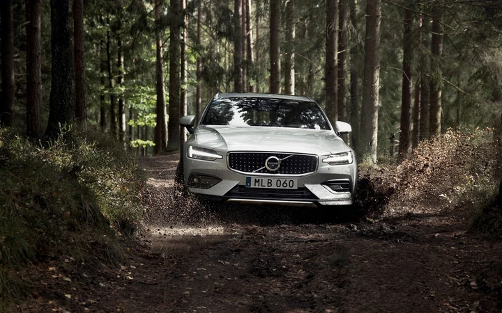 Volvo V60 Cross Country 2019: prezzi da 50.700 euro