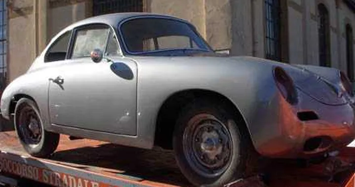 Si fa ripristinare la vecchia Porsche e scappa
