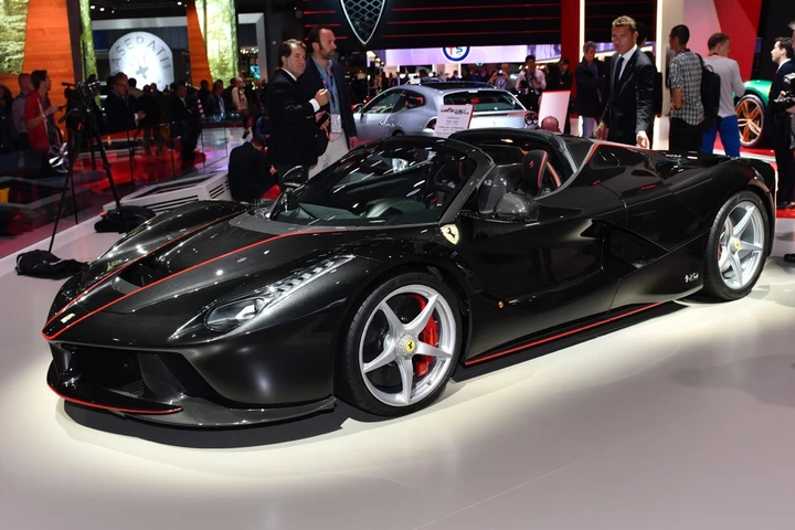 LaFerrari Aperta, l’hypercar si scopre a Parigi