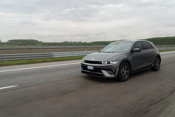 Hyundai guida la rivoluzione elettrica con l'architettura 800 Volt