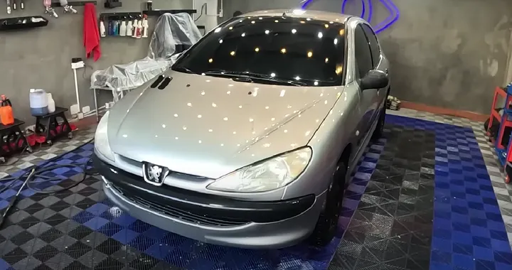 Non vedeva un po' di sapone da 10 anni, Peugeot 206 abbandonata torna a splendere [VIDEO]