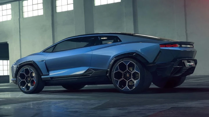 Lamborghini rinvia le elettriche: “I clienti non le vogliono”