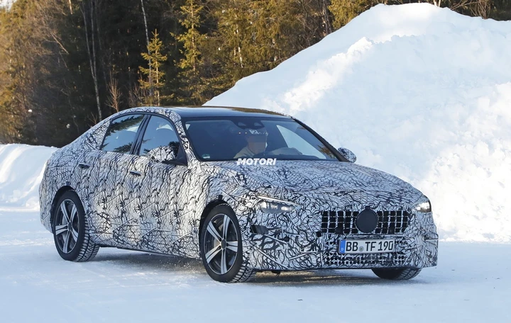Nuova Mercedes Classe C: la versione AMG spiata durante i test