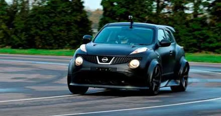 Nissan Juke-R: nuove foto in pista