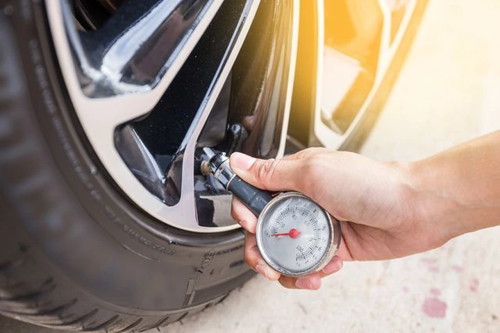 Manutenzione auto: come controllare la pressione delle gomme in quarantena