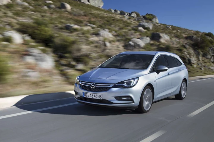 Opel Astra Sports Tourer 2016: prezzi da 18.600 euro