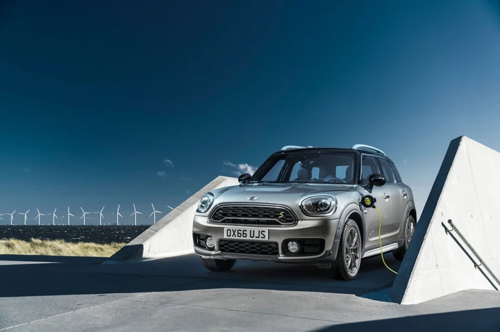 Mini Countryman Cooper S E All4: immagini ufficiali