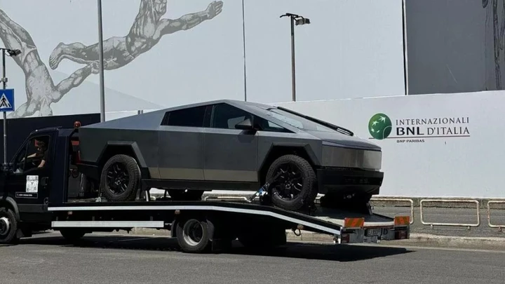 Tesla Cybertruck di Elon Musk: lo sbarco a Roma tra curiosità e promozione