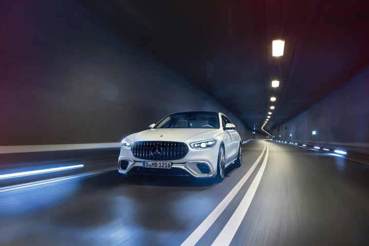 Mercedes-AMG S 63: immagini ufficiali
