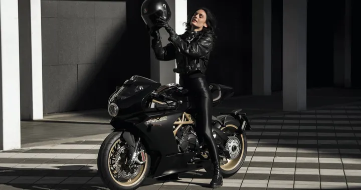 MV Agusta Superveloce 800: debutta la nuova livrea vintage