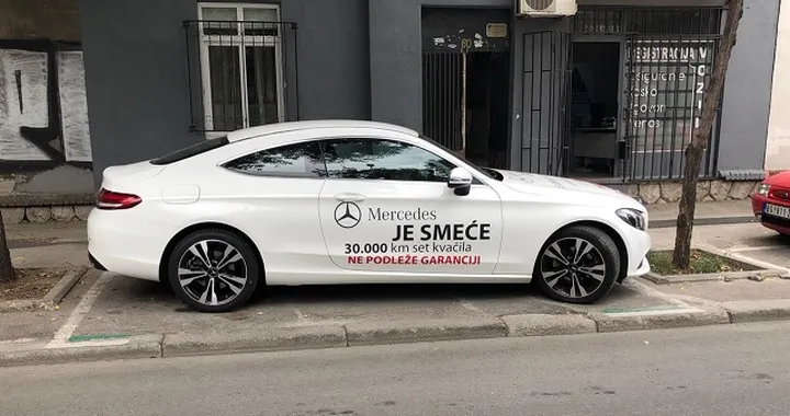 Interventi non coperti da garanzia: esasperato, riempie la propria Mercedes di proteste contro la Casa costruttrice