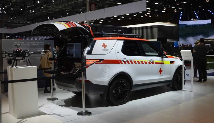 Salone di Parigi 2018: una speciale Land Rover Discovery per la Croce Rossa