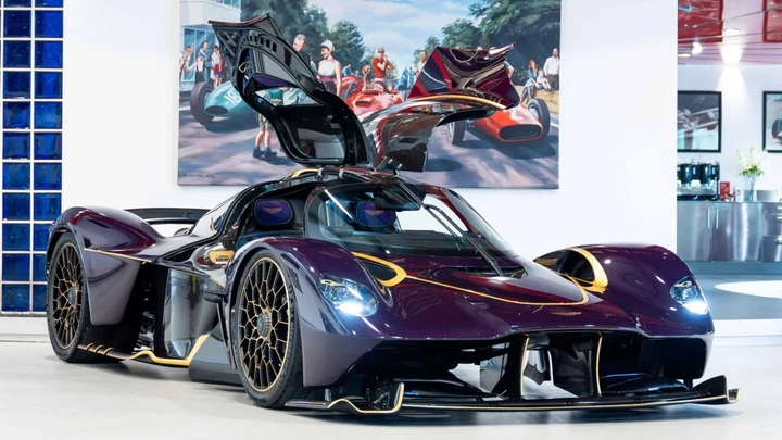 Fibra di carbonio viola, oro e potenza V12: ecco a voi Valkyrie Anemos la sexy hypercar