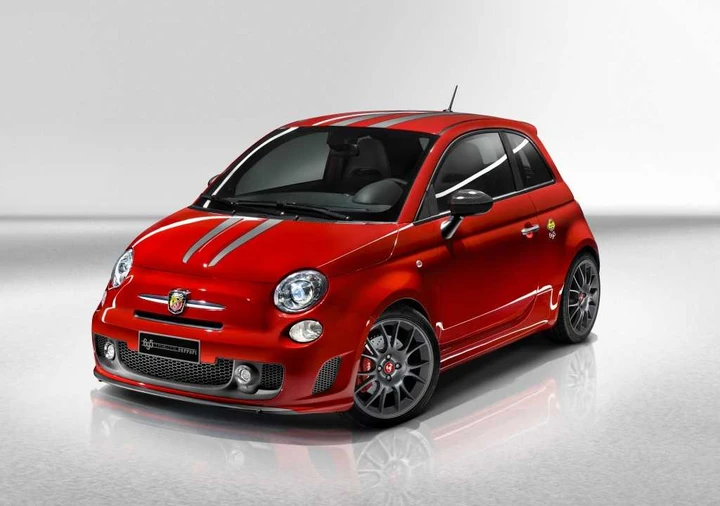 Prime immagini della Abarth 695 