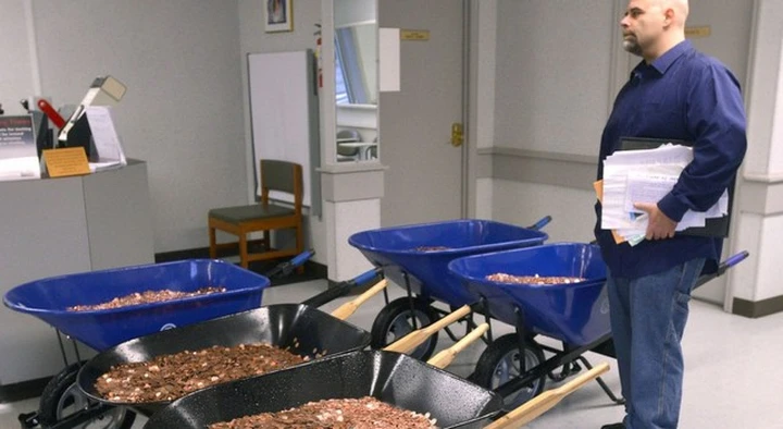 Paga la tassa alla motorizzazione in monete