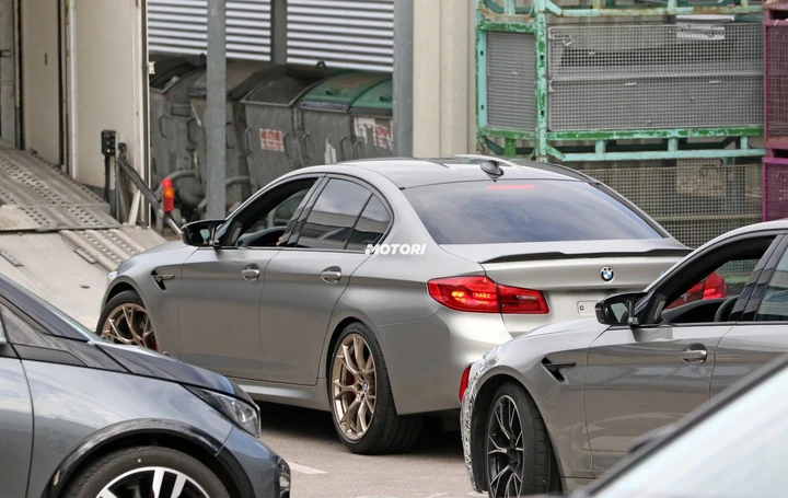 Nuova Bmw M5 CS, la nuova berlina da 620 CV spiata durante i test