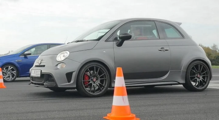 Abarth 695 vs Megane GT Drag Race, chi vince?