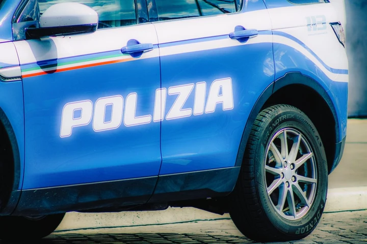 Giovane sfida la Polizia, ma viene fermato con una tecnologia avanzata