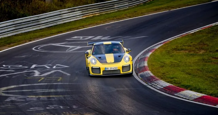 Porsche 911 GT2 RS: giro record al Nurburgring fra le vetture di serie