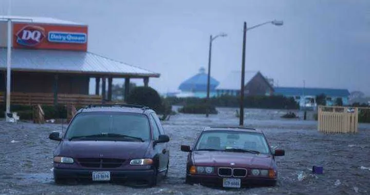 Usa: l'uragano Irene non risparmia le auto