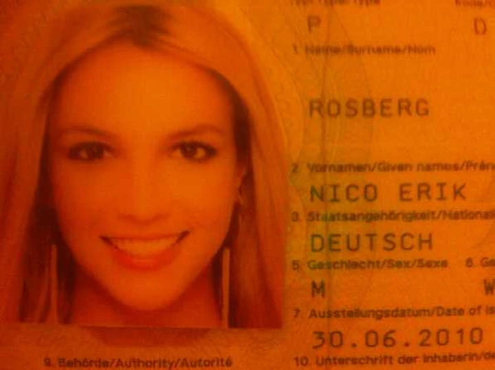 Scherzo a Rosberg: foto di Britney Spears sul passaporto