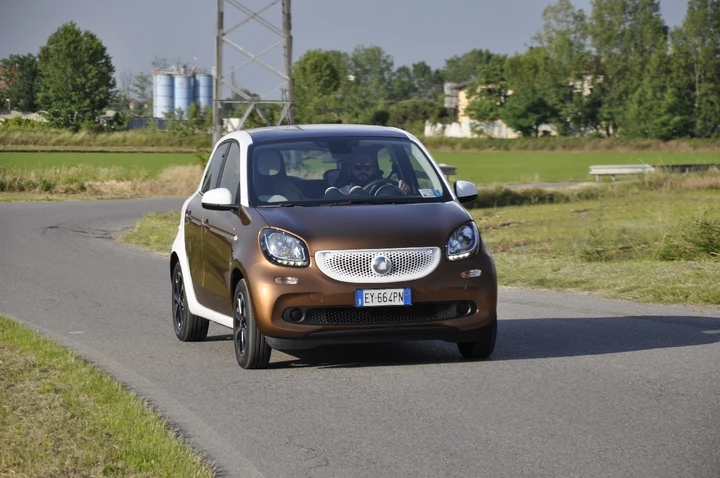 Nuova Smart Forfour 2015 Passion, la prova su strada