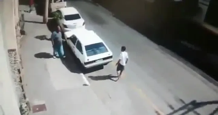Il ladro tenta di rubargli l’auto e lui reagisce così