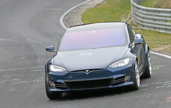 Tesla Model S: le foto spia al Nurburgring
