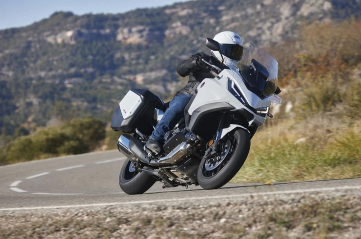 Le migliori moto per viaggi lunghi: il meglio del turismo a due ruote