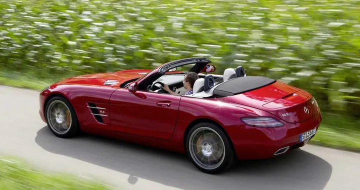 Mercedes SLS Roadster: emozioni a cielo aperto