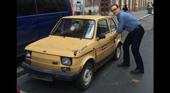 Tom Hanks presenta la sua nuova auto: una 126
