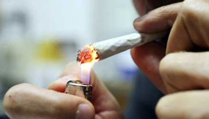 Multa salata per chi fuma alla guida