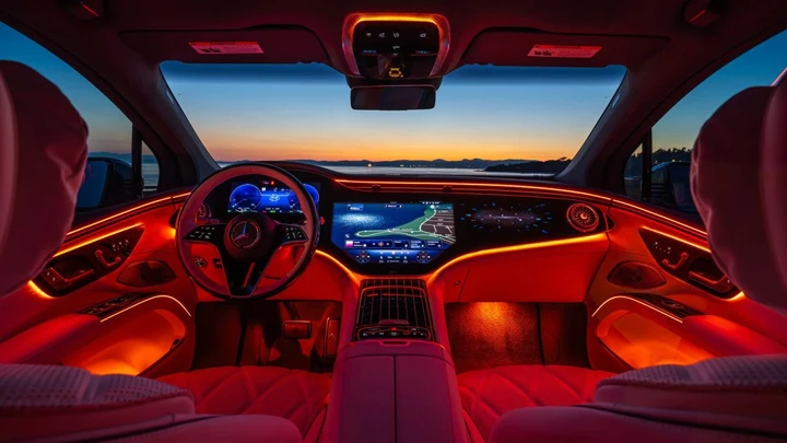 Mercedes-Benz sfida il concetto di lusso: addio maxi-display?