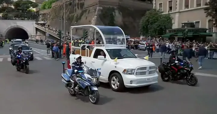 Papa Francesco l'ultimo viaggio è su un Ram 1500: una sorpresa
