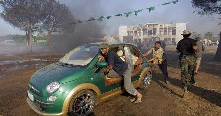 La Fiat 500 di Gheddafi in mano agli insorti