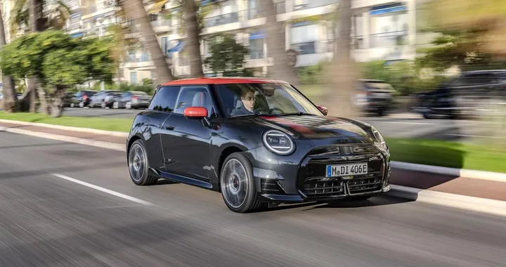 Mini Cooper SE JCW: debutta la nuova sportiva 100% elettrica [FOTO]
