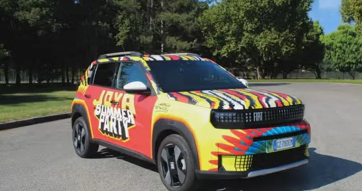 Fiat Grande Panda ammiraglia del Jovagiro 2026 di Jovanotti