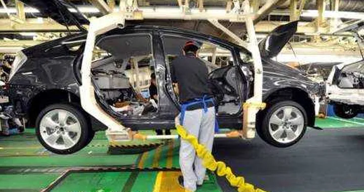 Toyota dimezza l'utile 9 mesi, ma alza stime esercizio